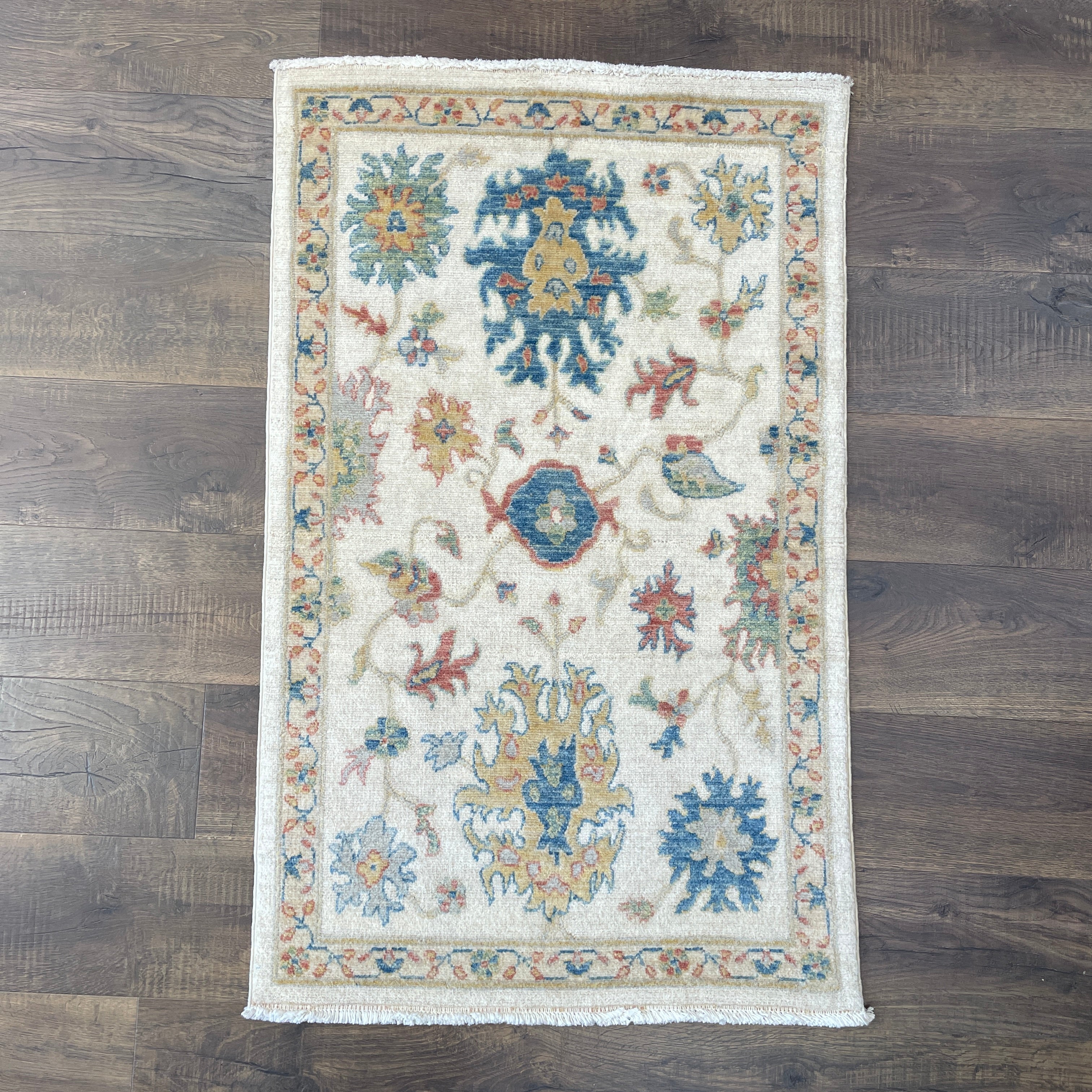 Hand-Spun Vegetable Dye Ivory Floral Accent Rug, 2'5" x 4'