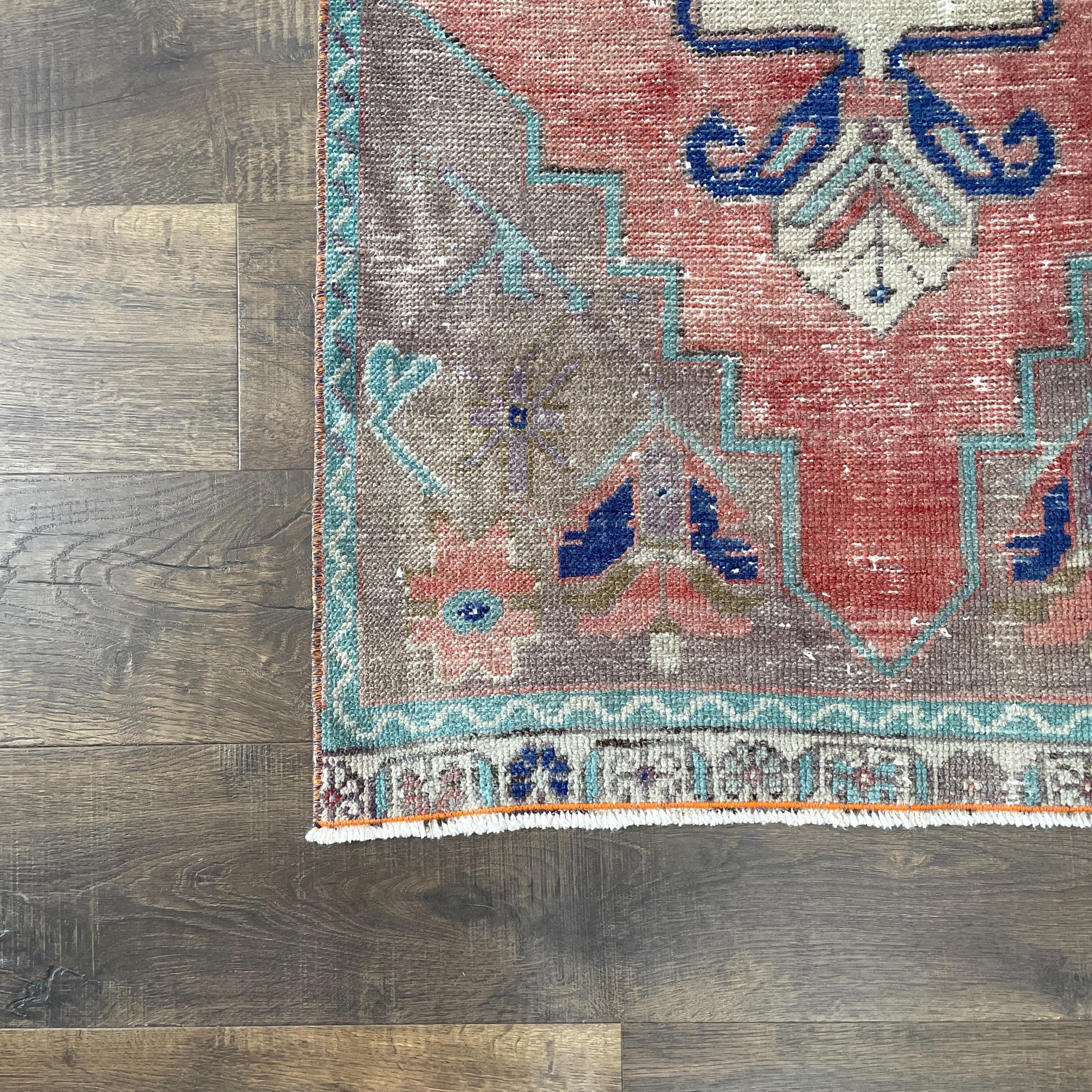 2'7"x5'8" Handmade Vintage Wool Rug