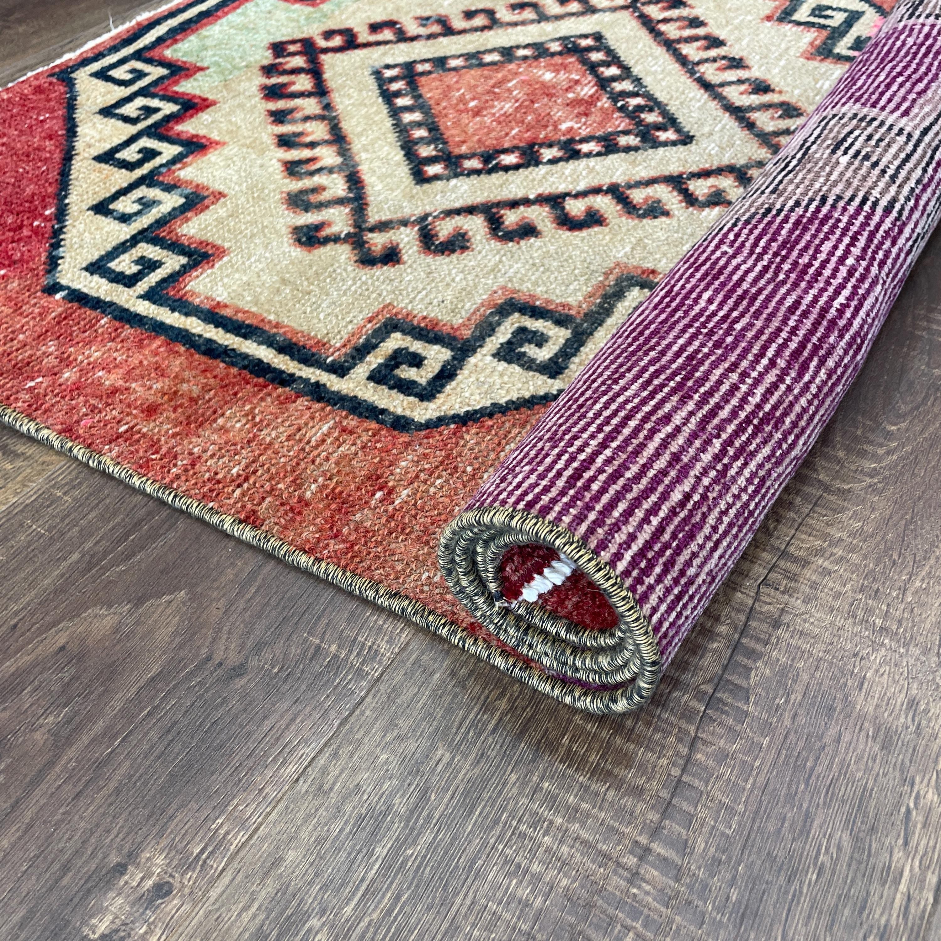 Handmade Turkish Wool Rug: Vintage Geometric Medallion Design (2'8" x 4'6")