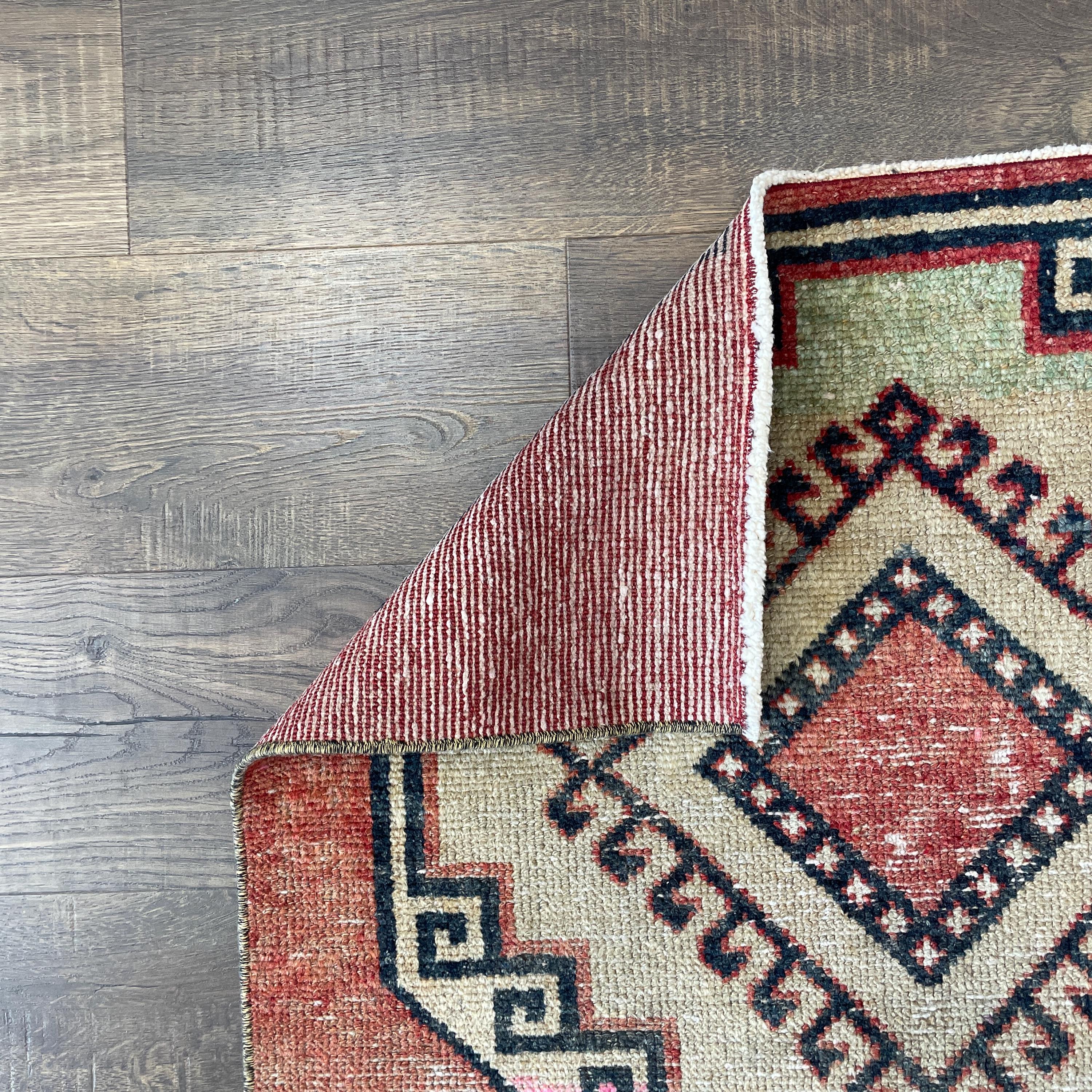 Handmade Turkish Wool Rug: Vintage Geometric Medallion Design (2'8" x 4'6")