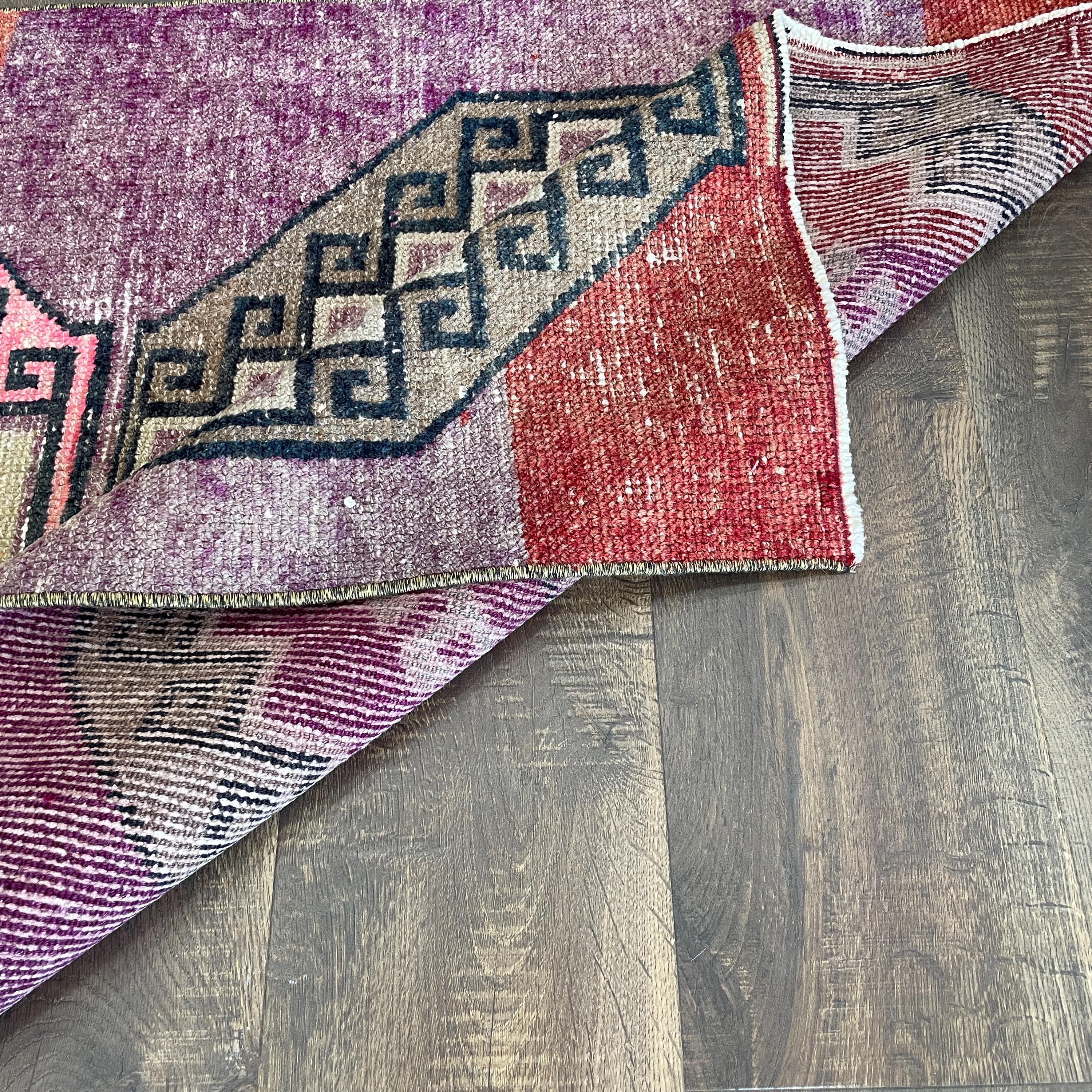 Handmade Turkish Wool Rug: Vintage Geometric Medallion Design (2'8" x 4'6")