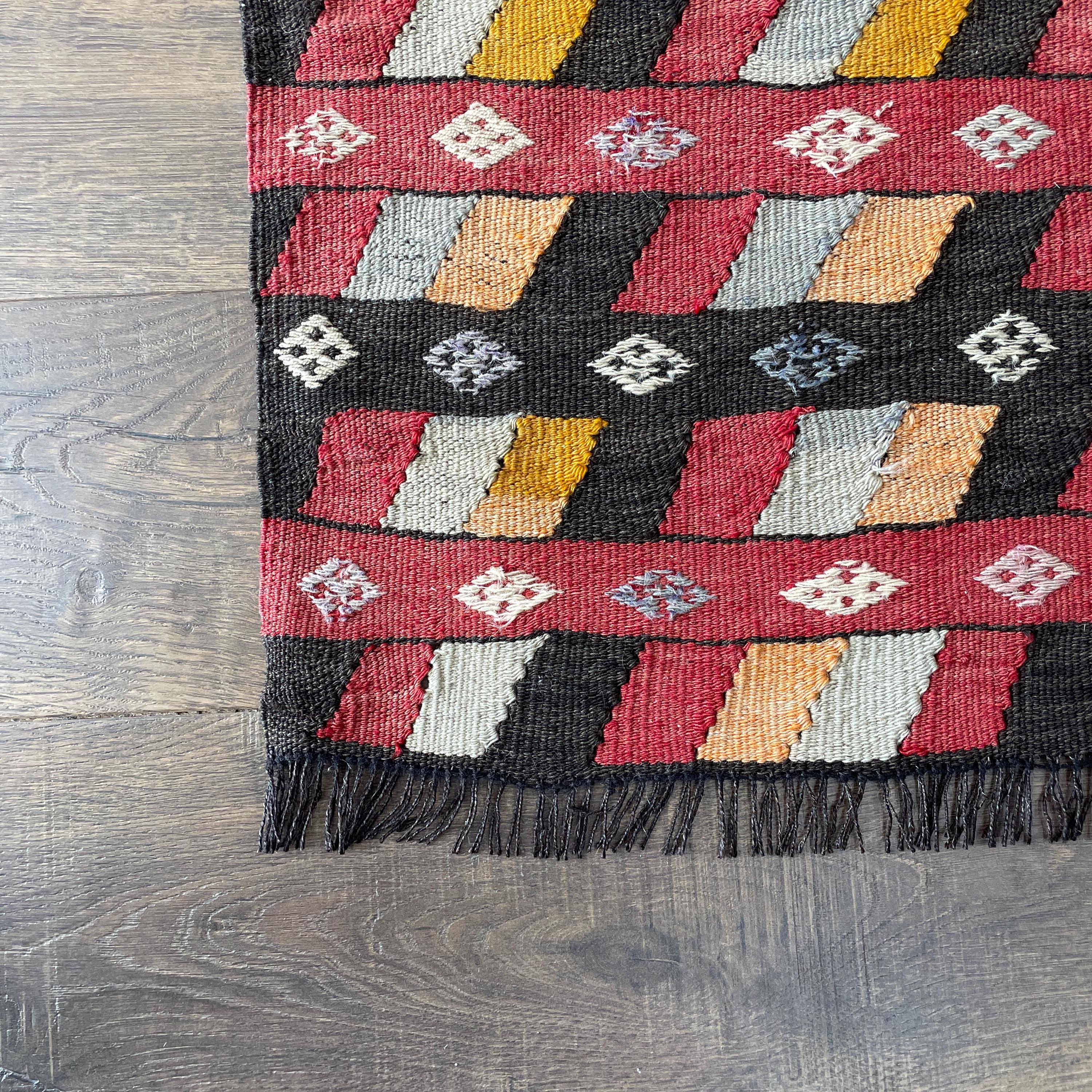 2'6"x6'10" Handmade Wool Kilim Rug – Runner with Geometric Multicolor Pattern