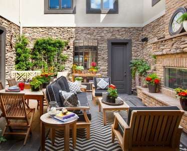 INDOOR & OUTDOOR RUGS
