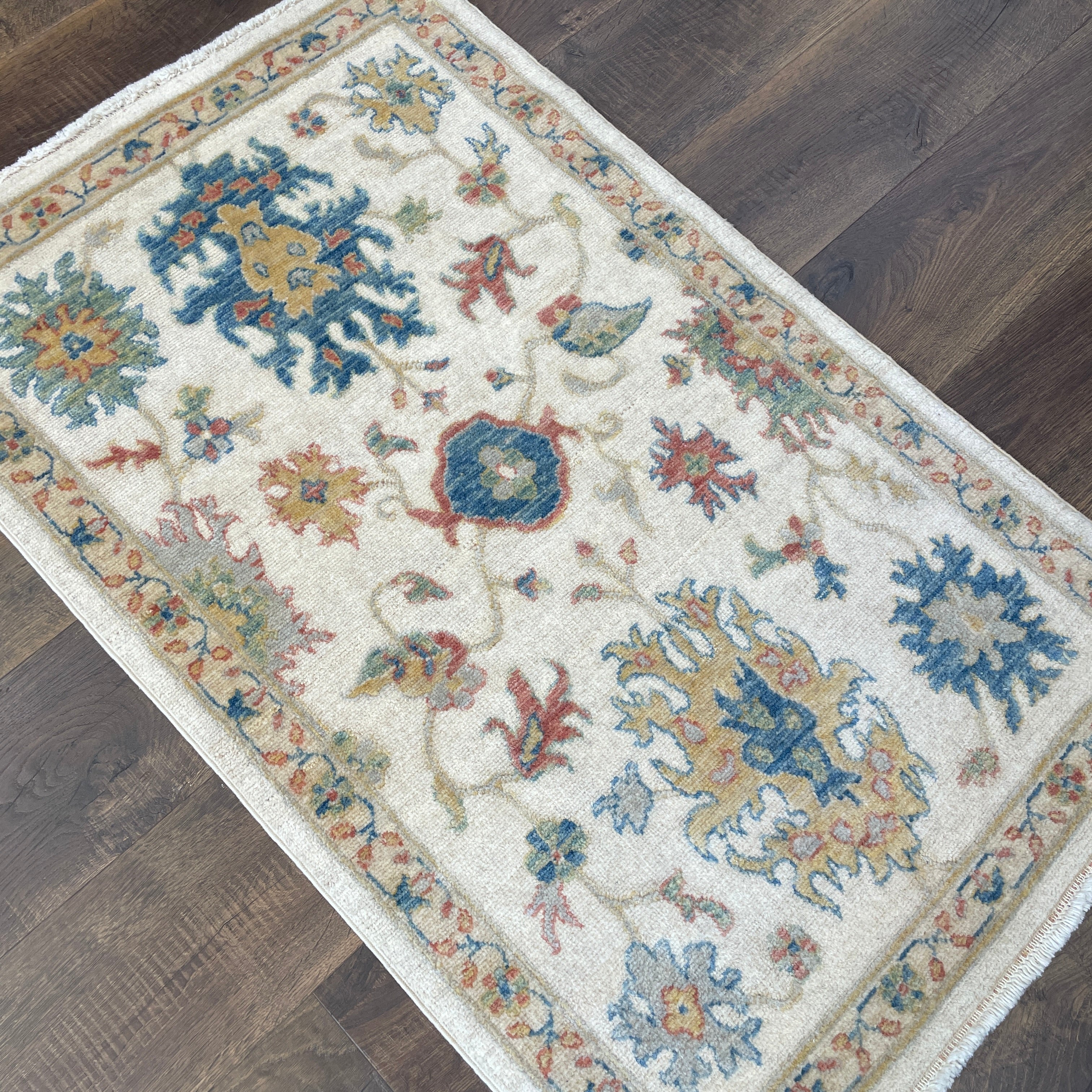 Hand-Spun Vegetable Dye Ivory Floral Accent Rug, 2'5" x 4'