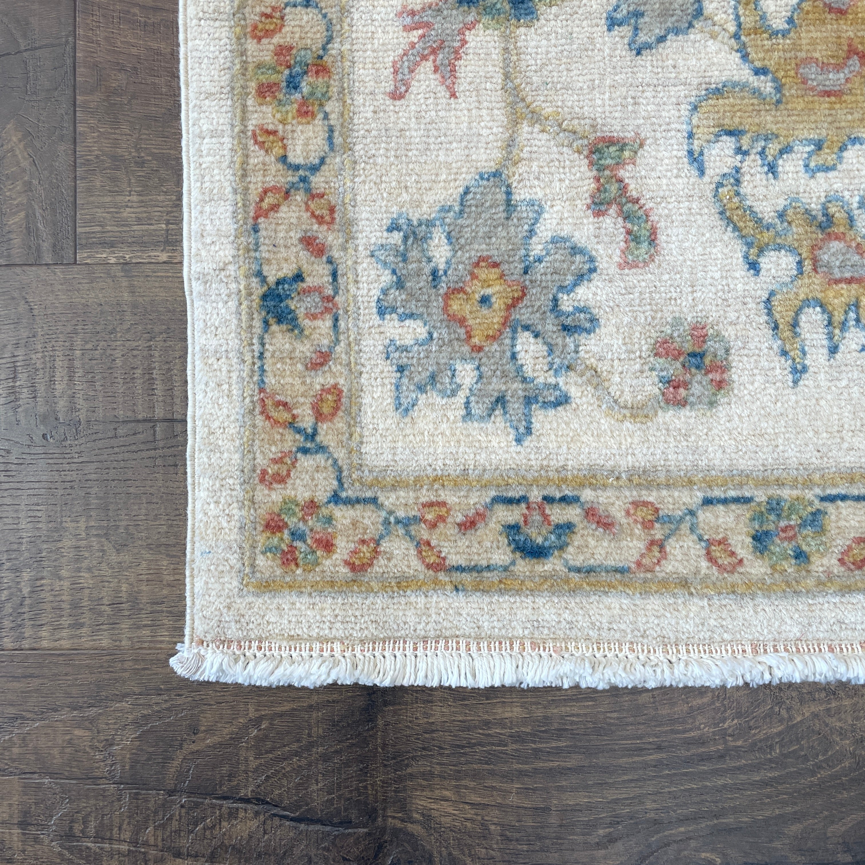 Hand-Spun Vegetable Dye Ivory Floral Accent Rug, 2'5" x 4'