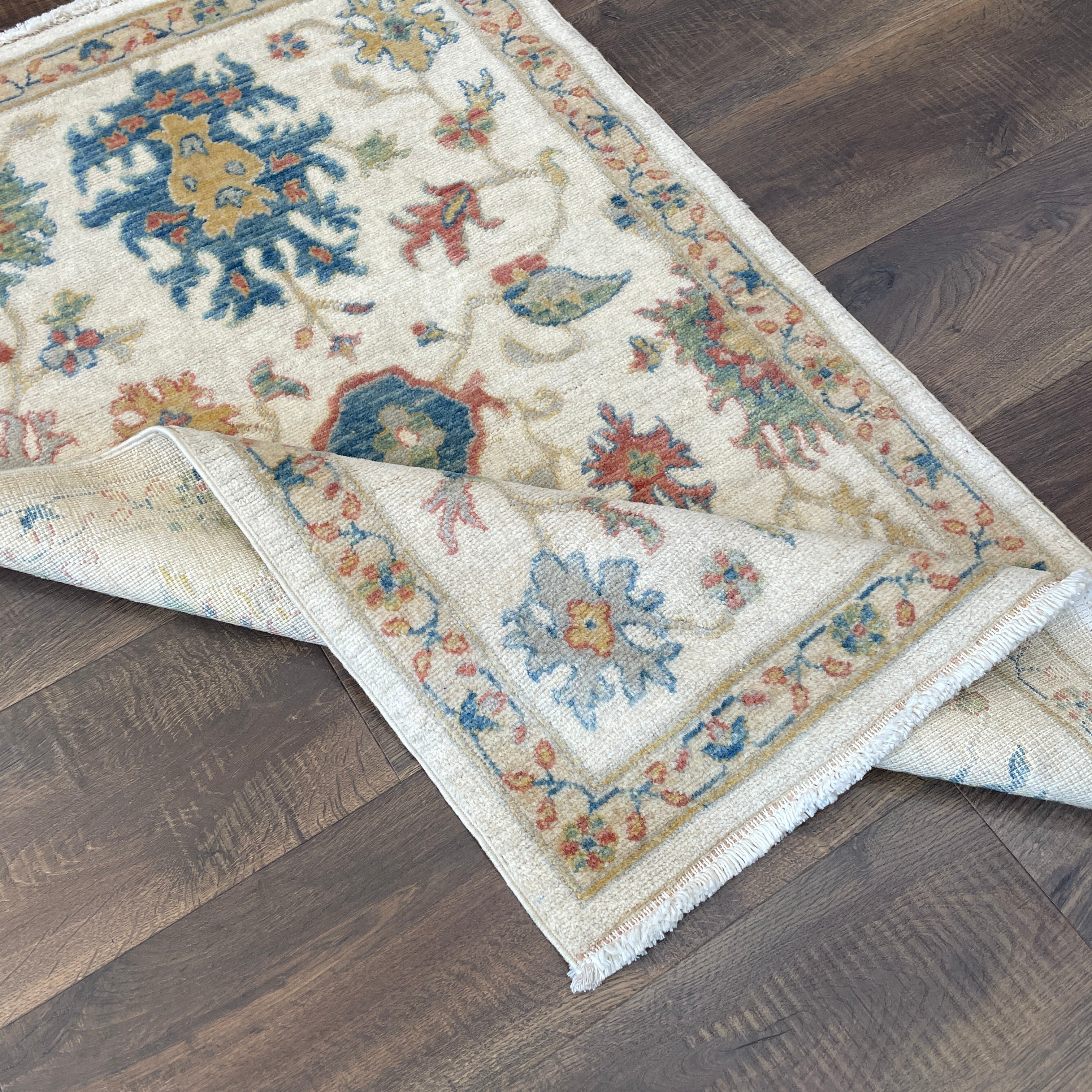Hand-Spun Vegetable Dye Ivory Floral Accent Rug, 2'5" x 4'
