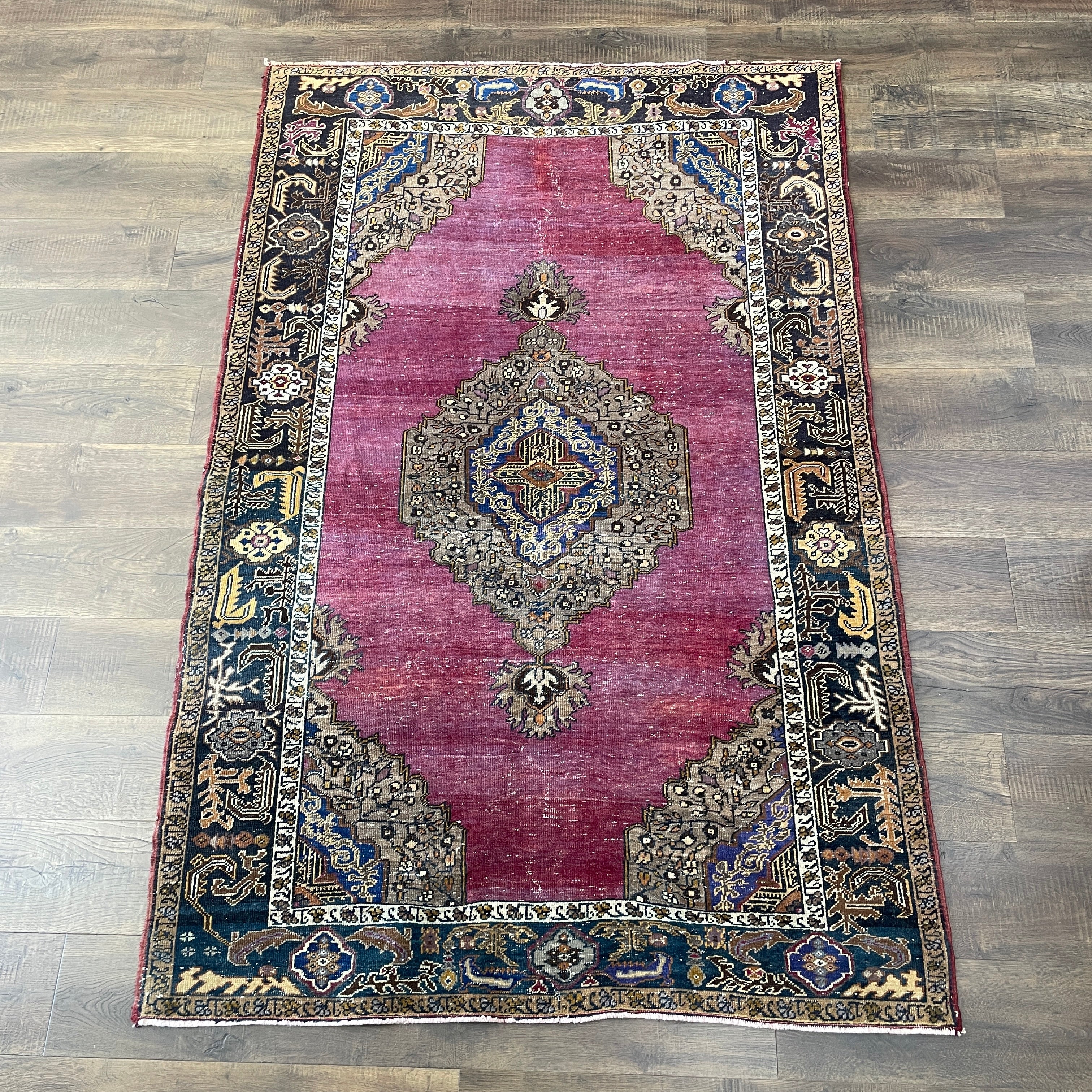Vintage Style Medallion Handmade Wool Rug 4'6"x6'10"