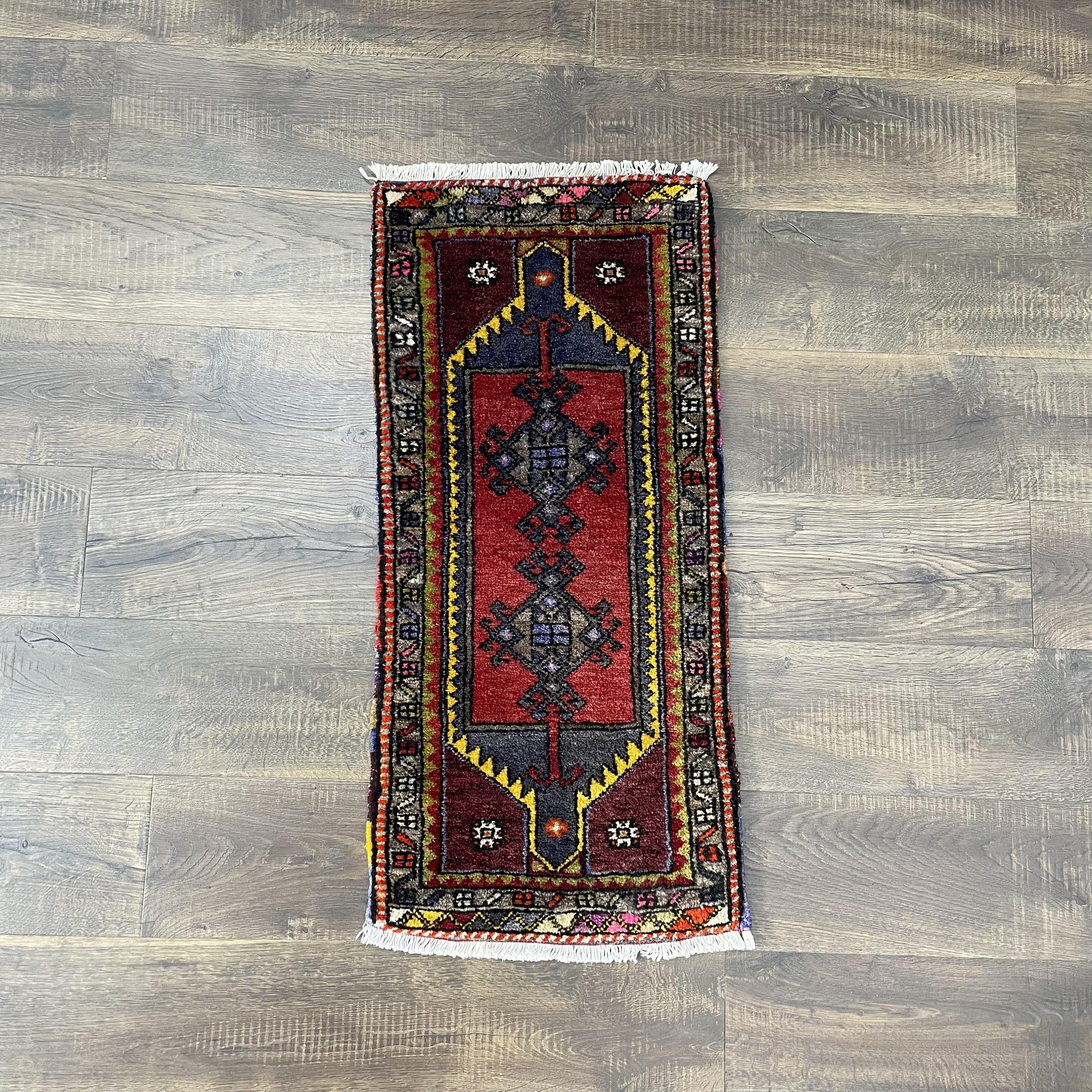 2x3 ft Hand-Knotted Anatolian Turkish Rug, 1'6"x5'9"