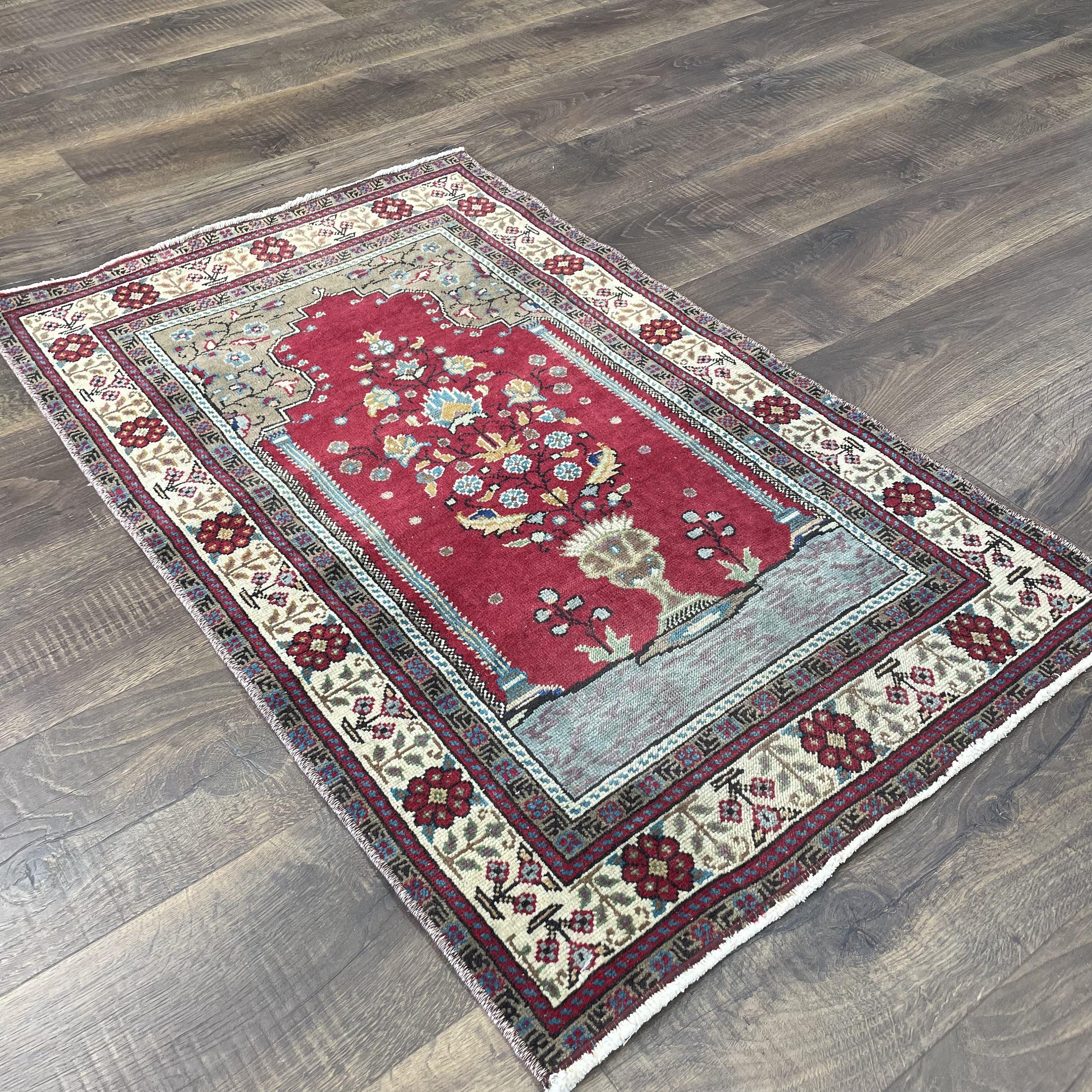 Hand-Knotted Turkish Wool Rug 2.3x3.6 ft: Vintage Floral Design