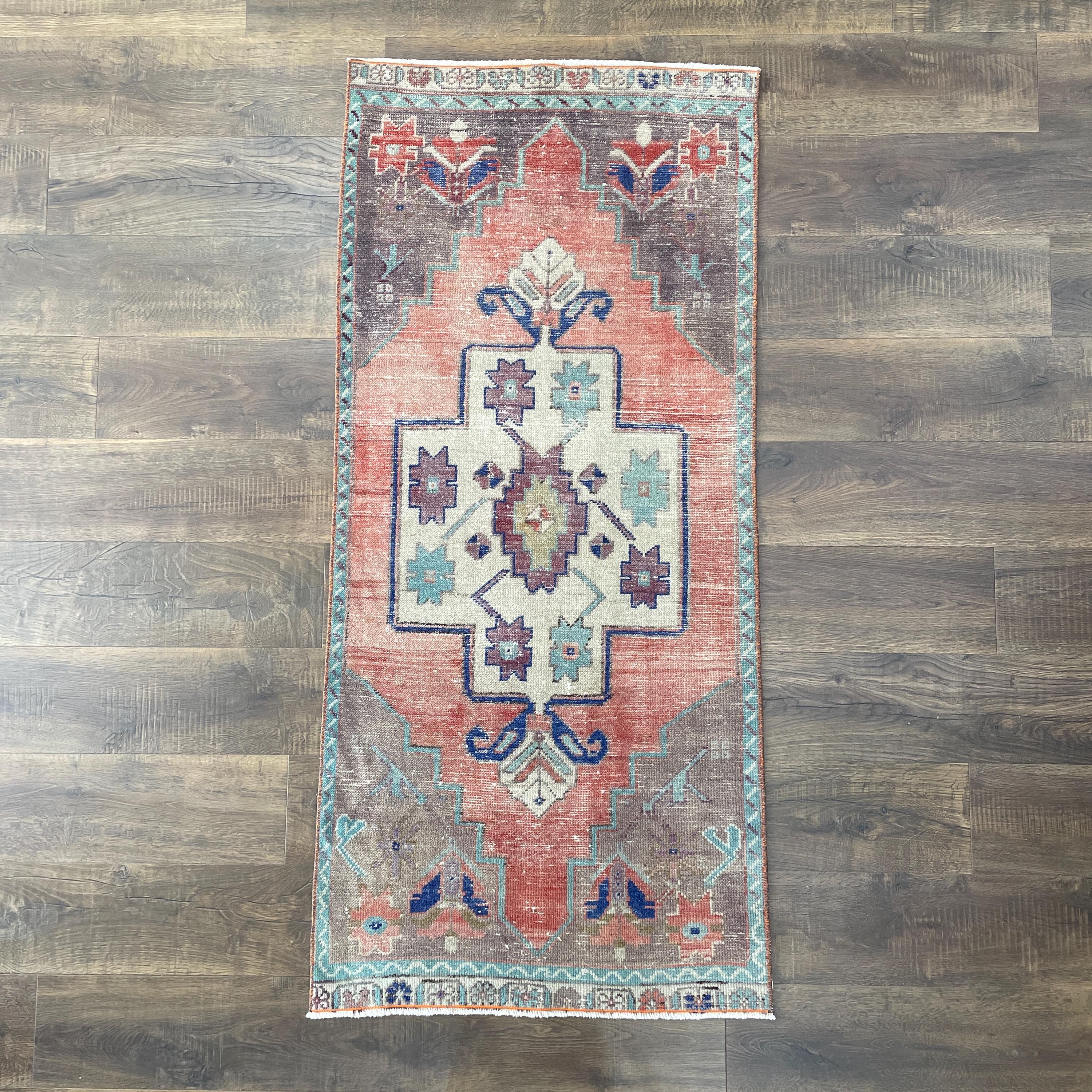 2'7"x5'8" Handmade Vintage Wool Rug