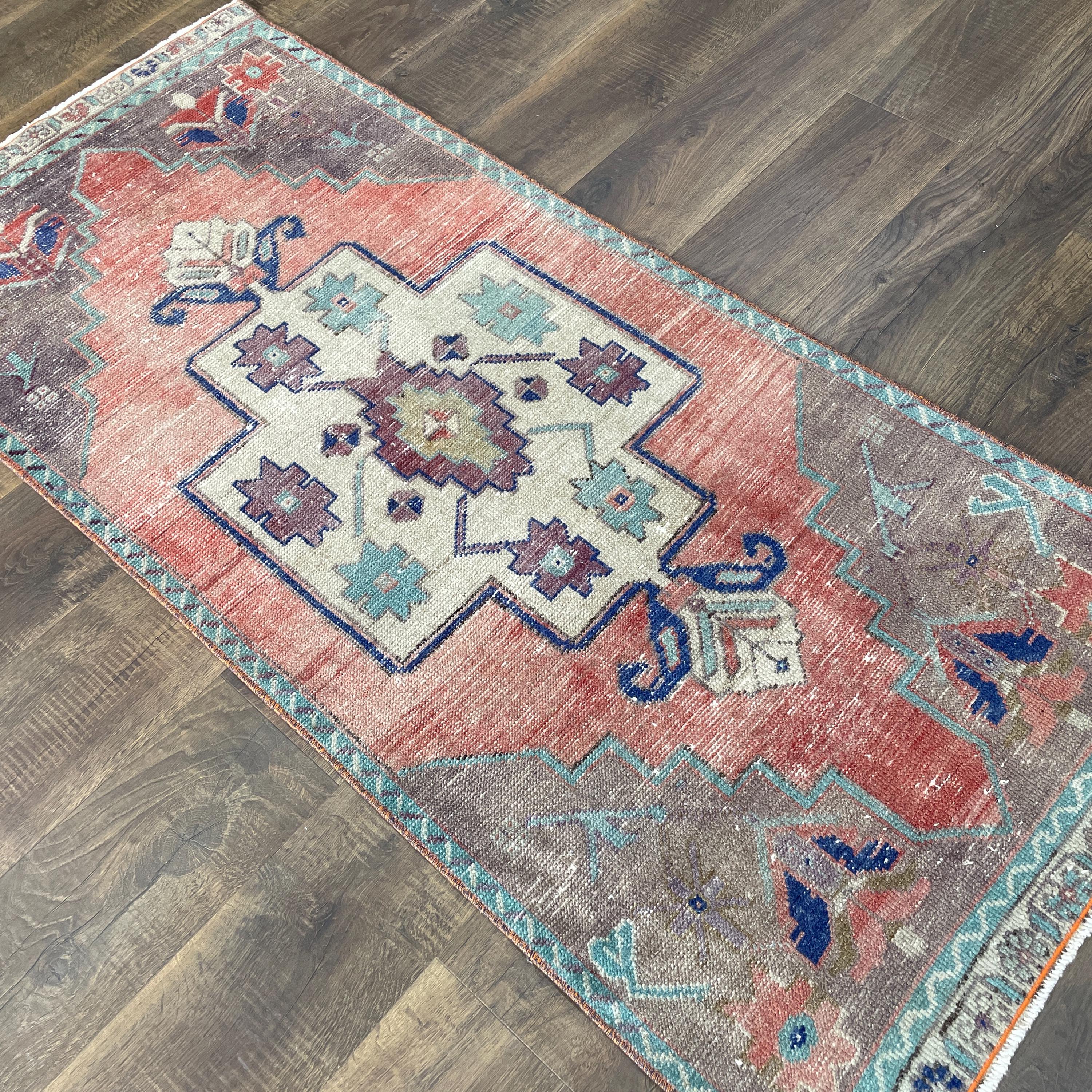 2'7"x5'8" Handmade Vintage Wool Rug
