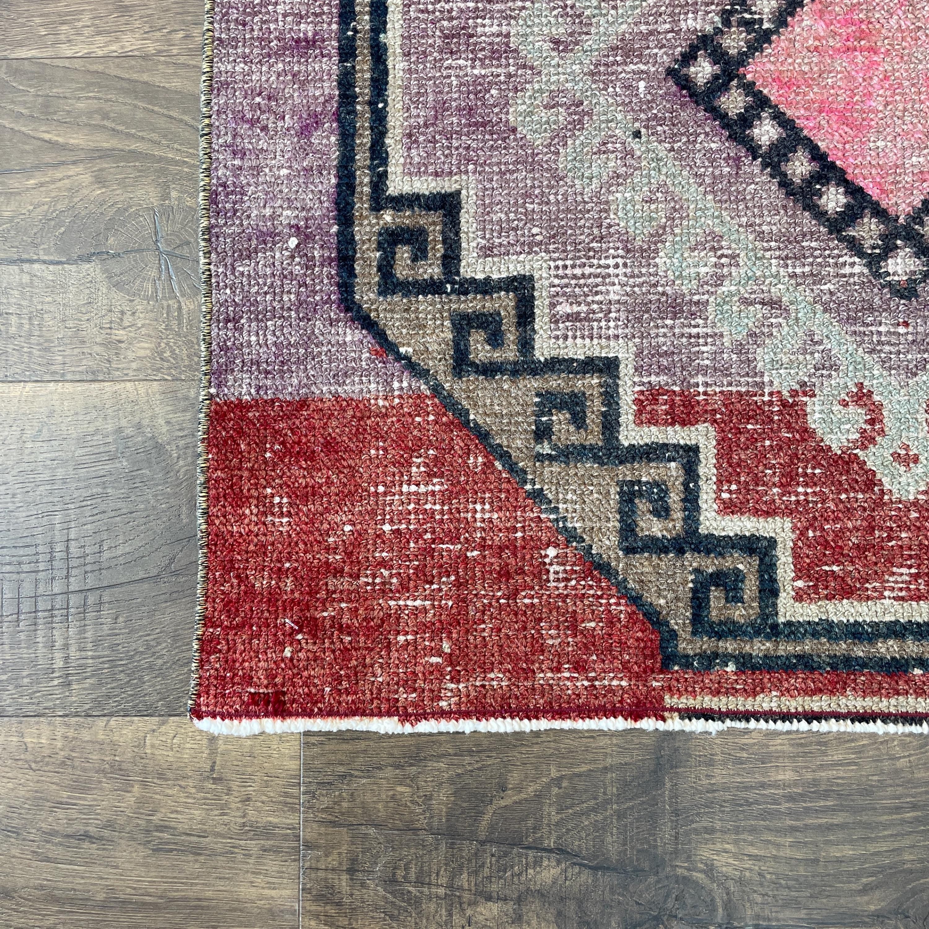 Handmade Turkish Wool Rug: Vintage Geometric Medallion Design (2'8" x 4'6")