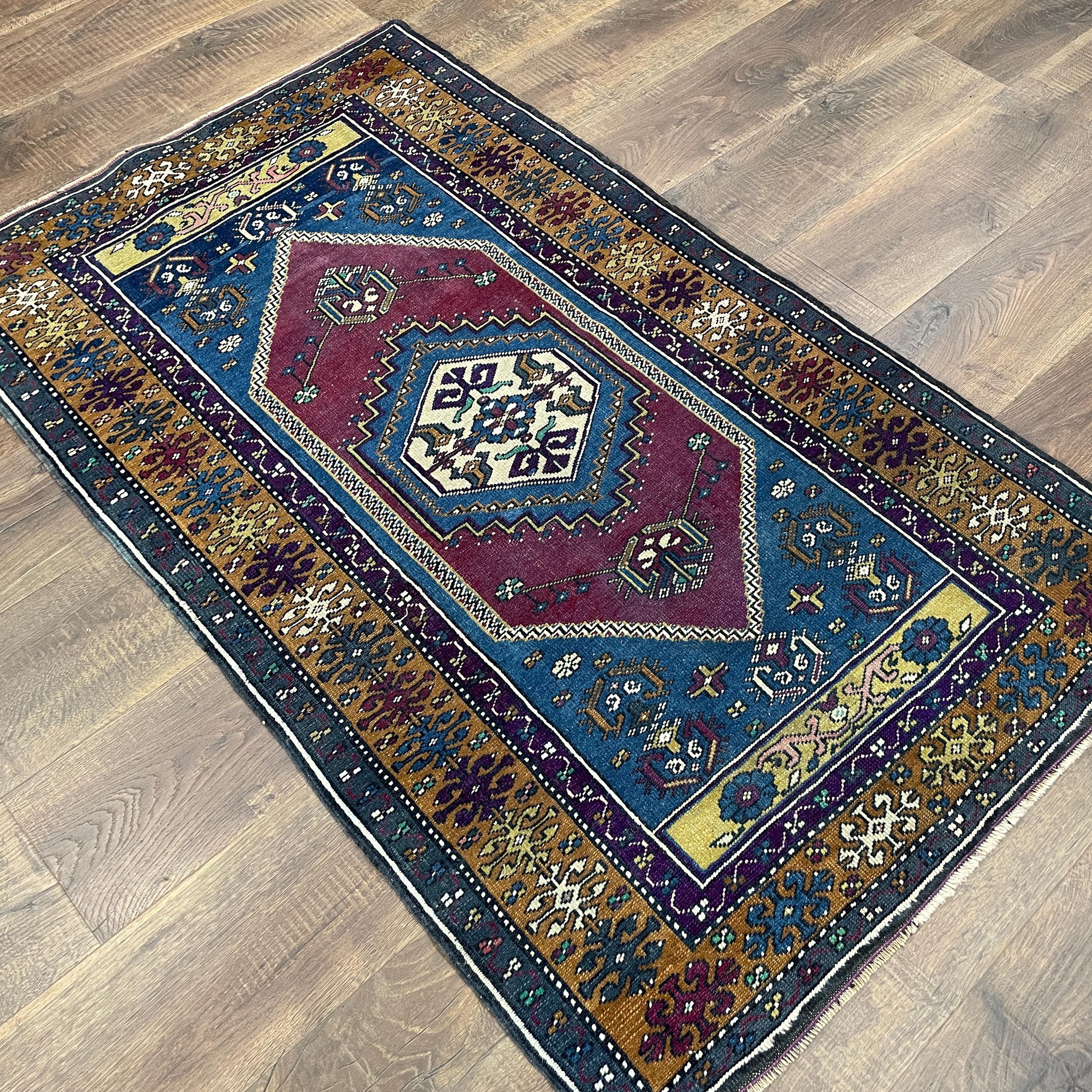 Handmade Turkish Wool Rug: Vintage Medallion Accent (3' x 4'9")