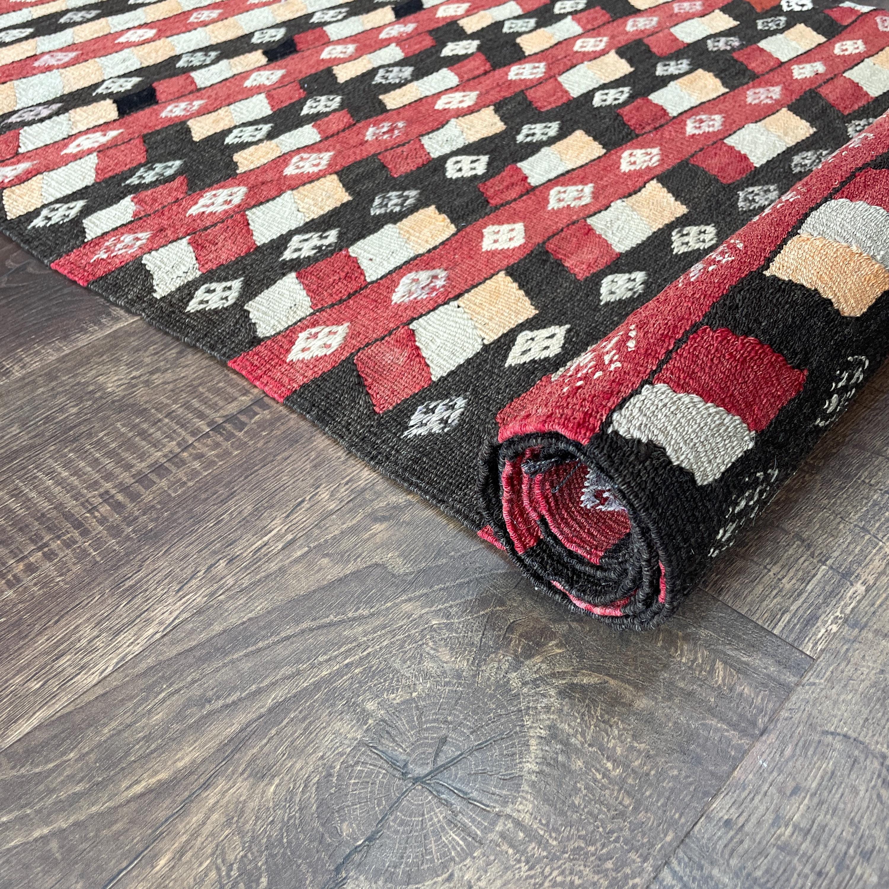 2'6"x6'10" Handmade Wool Kilim Rug – Runner with Geometric Multicolor Pattern