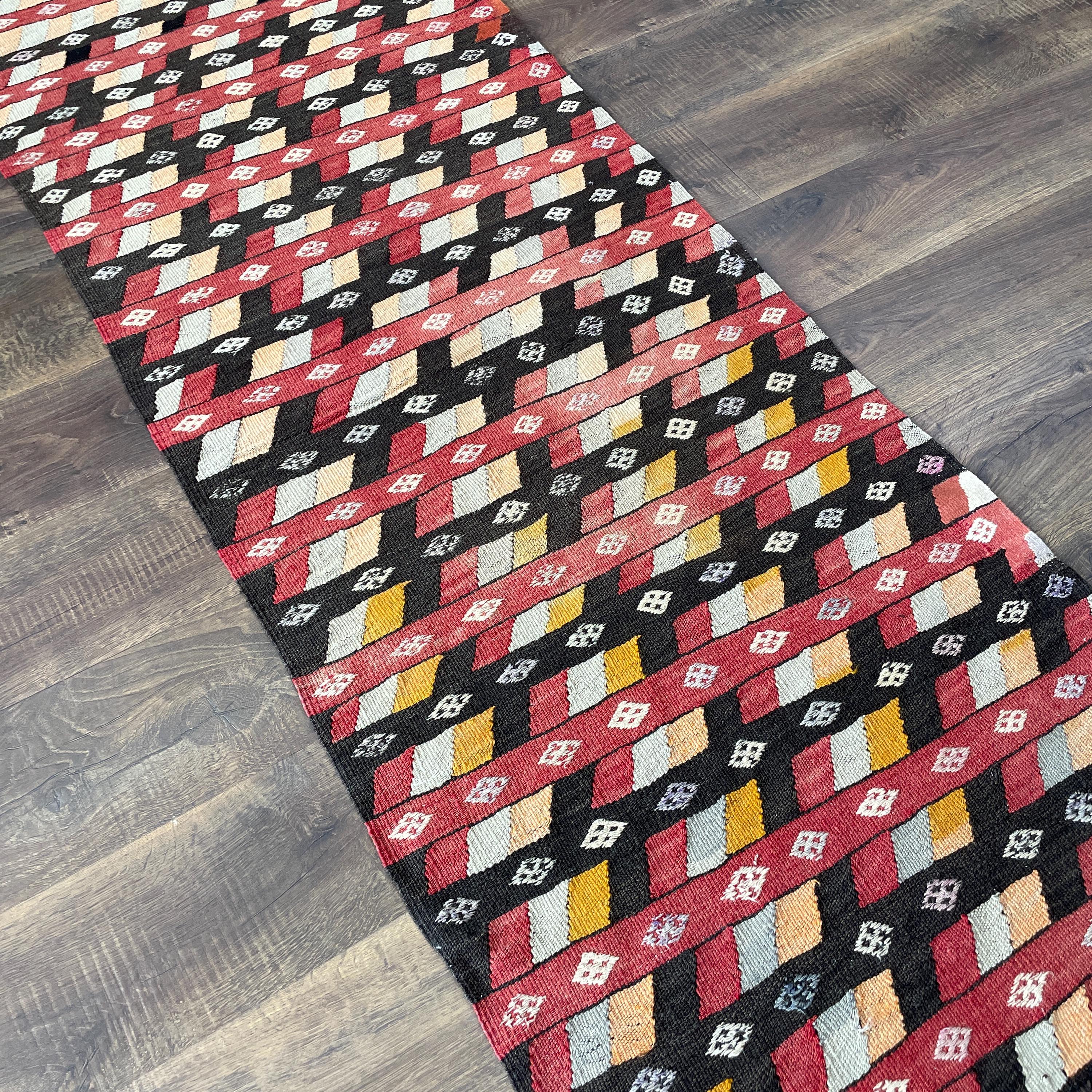 2'6"x6'10" Handmade Wool Kilim Rug – Runner with Geometric Multicolor Pattern